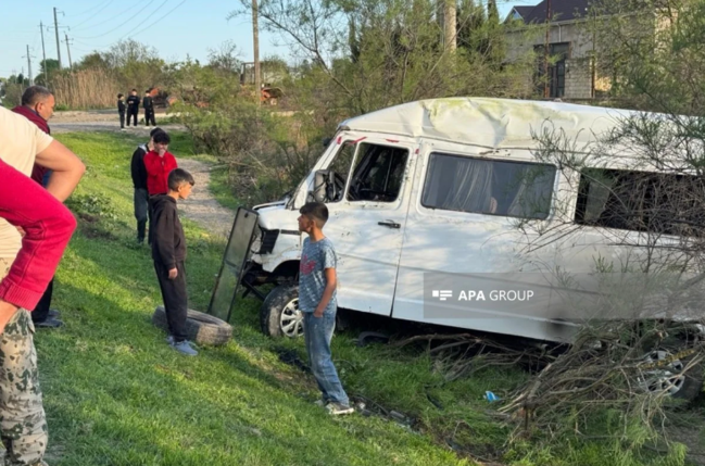 TƏCİLİ: Azərbaycanda şagirdləri daşıyan avtobus AŞDI - Hadisə yerindən GÖRÜNTÜLƏR - VİDEO
