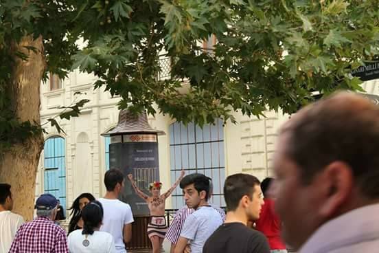 Qızlar Bakının mərkəzində lüt soyundu ? - ŞOK FOTOLAR