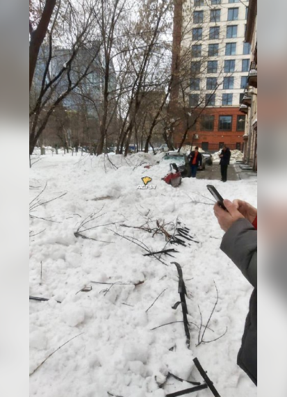Qar maşınların üzərinə düşərək əzib sıradan çıxardı - FOTO