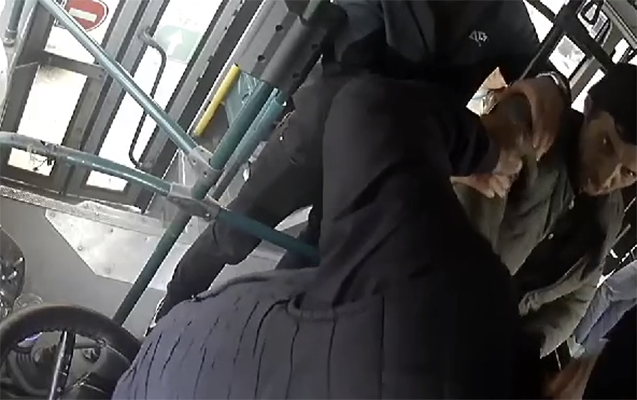 Bakıda avtobusda sərnişin yaşlı sürücünü döydü - Video