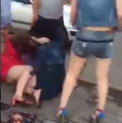 Qızlar elə dava etdilər ki... - VİDEO (+18)