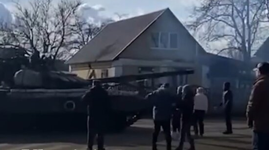 Ukrayna sakini rus tankının qarşısında CANLI SİPƏR oldu - VİDEO