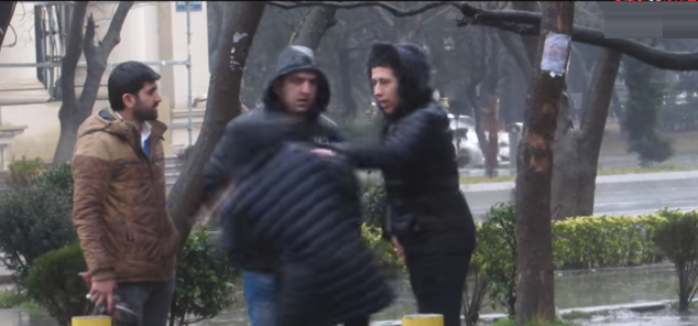 Bakıda ünvan soruşan "erməni qız"a hücum çəkdilər – VİDEO