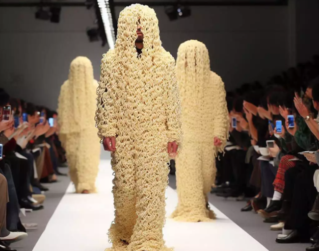 Qəribə dəfilə - "Əriştə"li geyimlər...