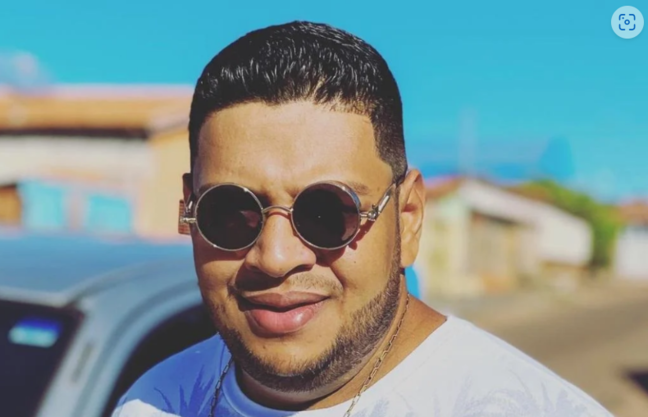 Hörümçək dişləyən məşhur müğənni öldü - VİDEO