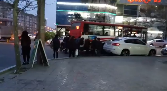 Avtobus xarab oldu: Sərnişinlər avtobusu şəhər mərkəzində... - VİDEO