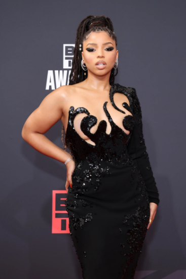 Qırmızı xalının bir-birindən "BETər" libasları - FOTO