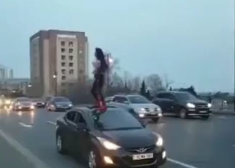 Bakıda gənc qız avtomobilin üzərində hoqqadan çıxdı - VİDEO