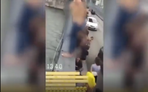 Gənc qız çılpaq vəziyyətdə 45 metr hündürlükdən özünü atdı - BİABIRÇI GÖRÜNTÜLƏR +18 VİDEO