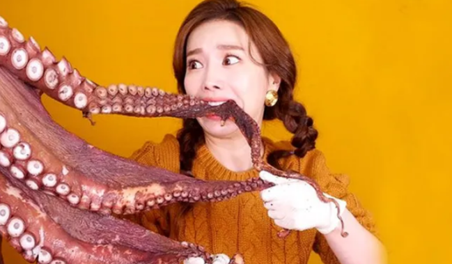 Bu qız heyvanları DİRİ-DİRİ yeyir - ŞOK VİDEO