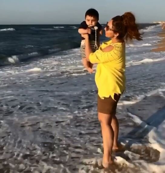 Azərbaycanlı müğənni oğlu ilə dənizdən görüntülərini yaydı