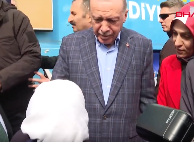 Prezident Erdoğanla yaşlı qadının səmimi söhbəti- VİDEO