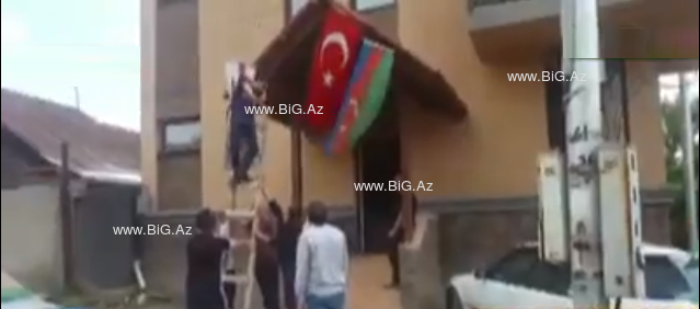 Azərbaycanlı gənclər Gürcüstanda erməni bayrağını oteldən BELƏ SÖKDÜ - VİDEO