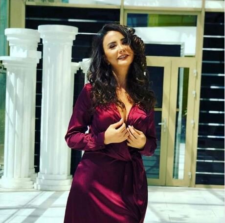 Azərbaycanlı aparıcı sinəsini açdı - FOTO