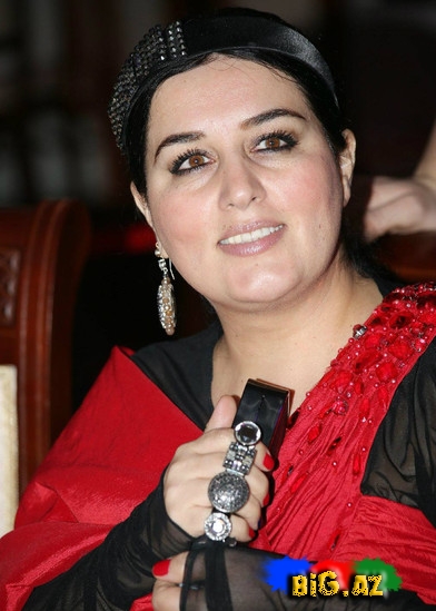 Elza Seyidcahan səhnəyə içi qızıl dolu çanta ilə çıxdı - FOTO