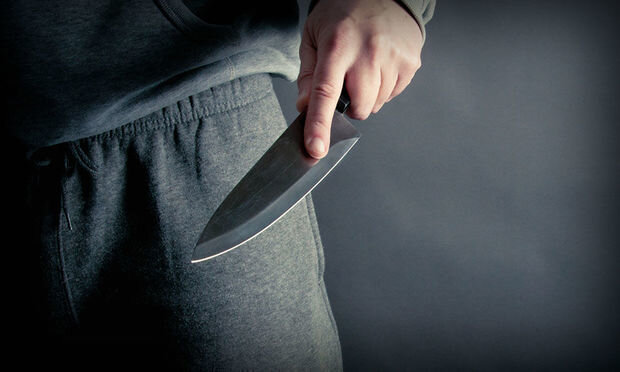 Bakıda 16 yaşlı yeniyetmə kişini bıçaqladı: Anasına "balam" deyib