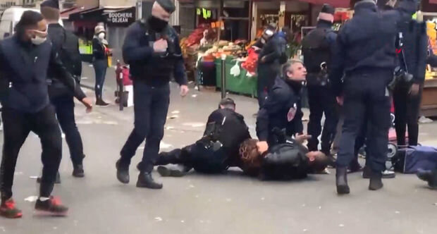 Fransız polisindən karantin qaydalarını pozan qadınlara sərt müdaxilə - VİDEO
