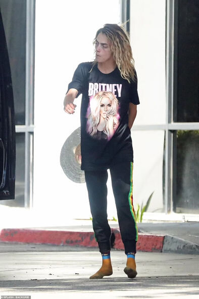 Məşhur model qəribə halı və pinti görüntüsü ilə pərəstikarlarını şoka saldı - FOTO-VİDEO