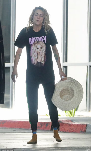 Məşhur model qəribə halı və pinti görüntüsü ilə pərəstikarlarını şoka saldı - FOTO-VİDEO