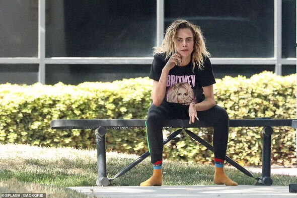 Məşhur model qəribə halı və pinti görüntüsü ilə pərəstikarlarını şoka saldı - FOTO-VİDEO