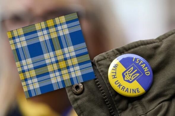Ukrayna ilə həmrəylik əlaməti kimi şotlandlar yeni ətək hazırladılar - FOTO