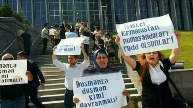 Milli Məclisin önündə AKSİYA: Düşmənlə düşmən kimi davranmalı - FOTOLAR