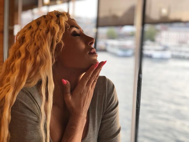 Rəqqasə Aygün Türkiyədə küçənin ortasında elə rəqs etdi ki... - VİDEO