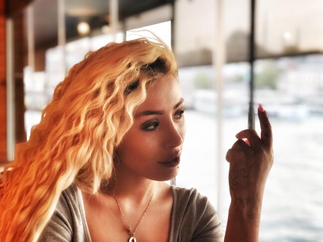 Rəqqasə Aygün Türkiyədə küçənin ortasında elə rəqs etdi ki... - VİDEO