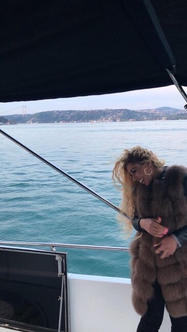 Rəqqasə Aygün Türkiyədə küçənin ortasında elə rəqs etdi ki... - VİDEO