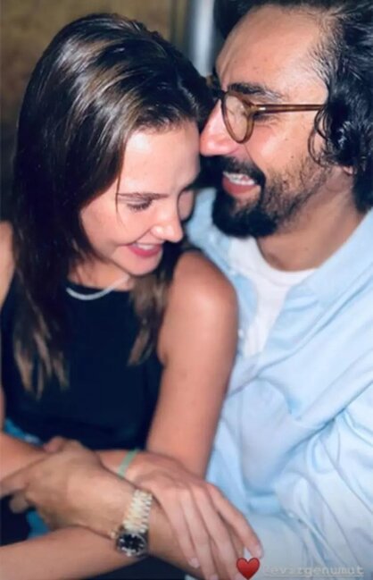 Hamını təəccübləndirən cütlük əl-ələ poz verdi