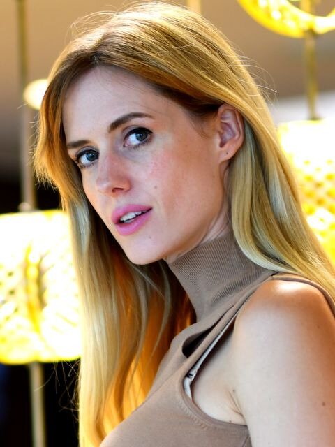 Məşhur aktrisa doğuma 1 ay qalmış podiuma çıxdı