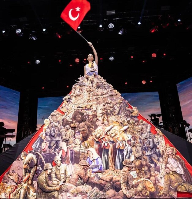 Məşhur müğəninin paltarı gündəm oldu