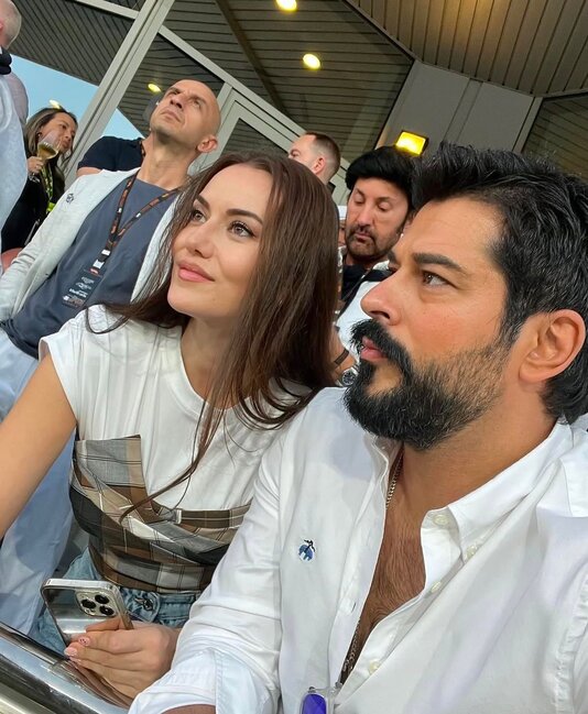 Fahriye Evcen və Burak Özçivit Formula 1 izləmək üçün Əbu-Dabiyə gedib - FOTOLAR