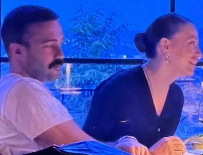 Serenay Sarıkaya və Mert Demir məkanlardan birində görüntülənib