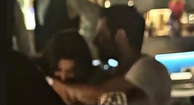 Hande Erçel başqa qadına baxdığı üçün sevgilisinin qolunu dişlədi - FOTO
