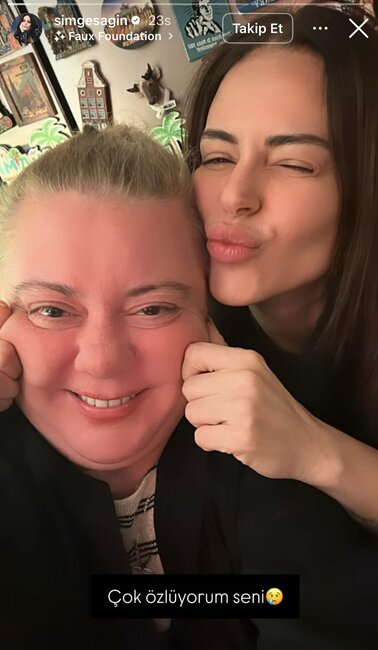 Simge Sağın vəfat edən bacısını paylaşdı