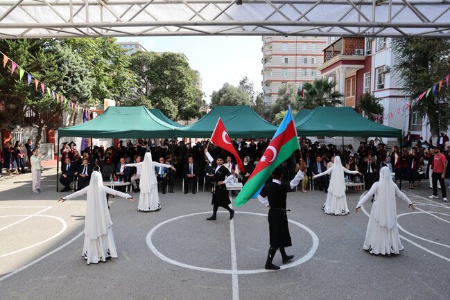 Atatürk Universitetində Bakıda məzuniyyət coşqusu yaşanıb
