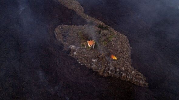 Kanar adalarındakı vulkanda salamat qalan "möcüzə ev" - FOTO