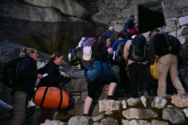 Yüzlərlə turist "buludlar arasında şəhər"dən çıxa bilmir