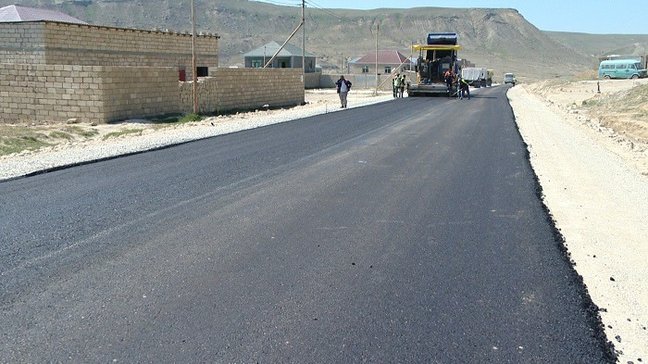 Lökbatan-Qobu yolunun asfalt örtüyü sıradan çıxdı, 2 milyon batdı - FOTO