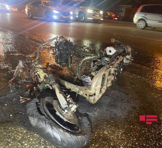 Bakıda "BMW"nin vurduğu moped yandı, sürücü komaya düşdü - FOTO/VİDEO