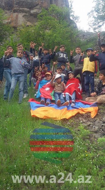 Tovuzda tarix müəllimi erməni bayrağını ayaq altına sərib, dərs keçir – FOTOLAR