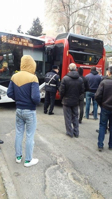Bakıda QƏZA: İki avtobus toqquşdu - FOTO