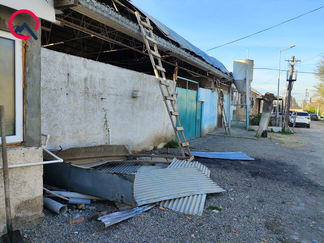 52 yaşlı kişi damdan yıxılıb öldü - Fotolar