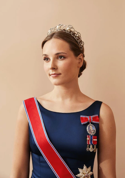 Sarayda böyüdü, amma ucuz mağazalardan geyinir - 600 illik ənənəni dəyişəcək