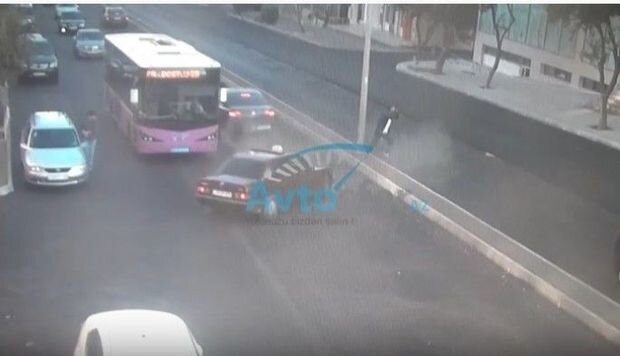 Taksi qəza törətdi, piyada son anda xilas oldu - ANBAAN VİDEO