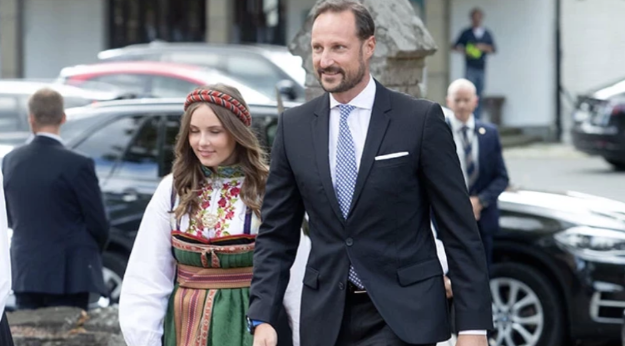 Sarayda böyüdü, amma ucuz mağazalardan geyinir - 600 illik ənənəni dəyişəcək