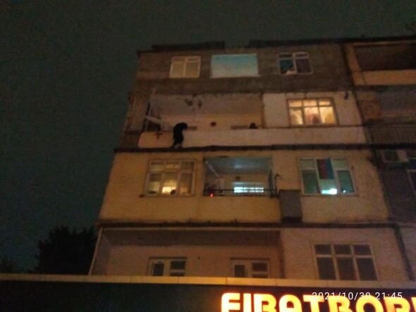 Bakıda intihara cəhd edən şəxsin xilas edilmə görüntüləri - FOTO