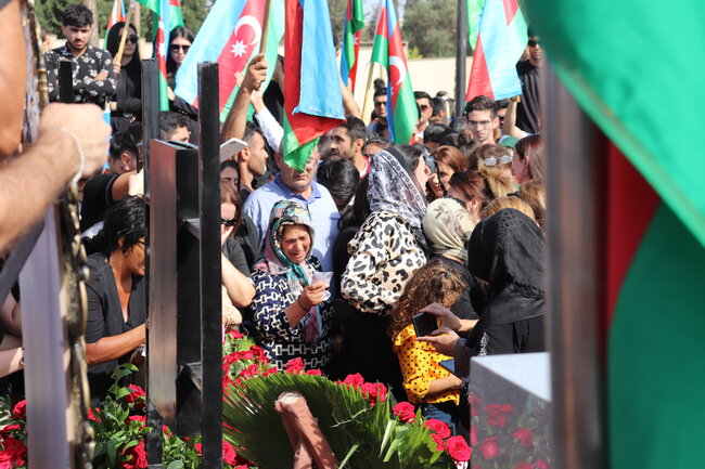 Uşaq evində, kimsəsiz böyüyən şəhidimizi xalqımız son mənzilə BELƏ YOLA SALDI - FOTO