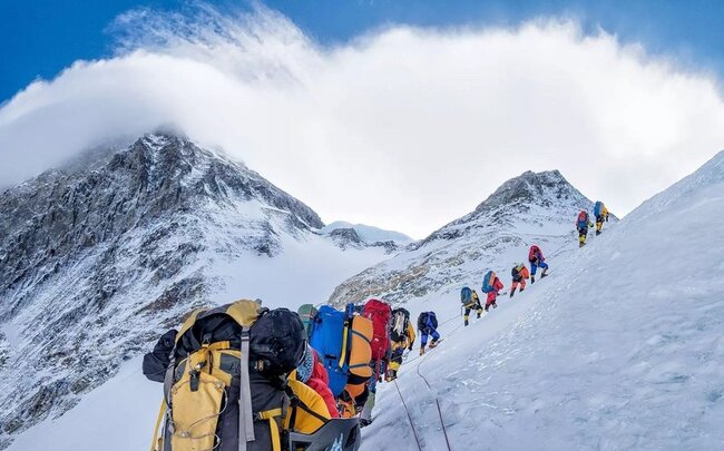 Alpinistlərdən Everestə qalxarkən çip taxmaq tələb olunur